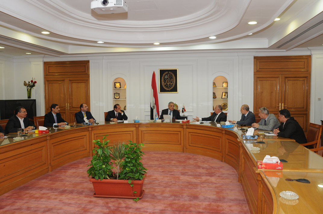 “البنك الأهلى” يعرض على “الإسكان” تمويل مشروعات شركات المقاولات