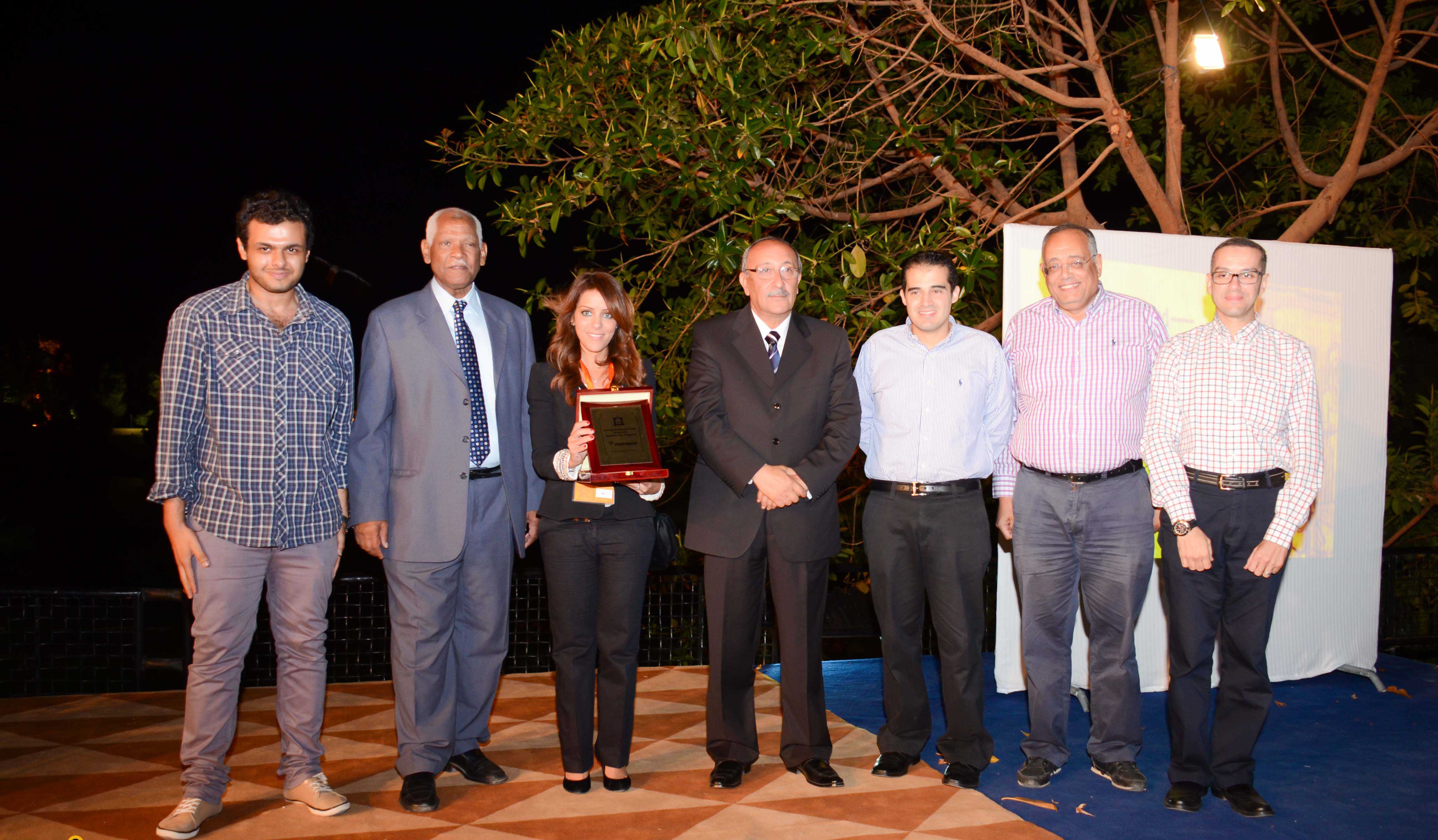 محافظ أسوان يوزع جوائز الفائزين في برنامج “ستارت اب ويك إند”