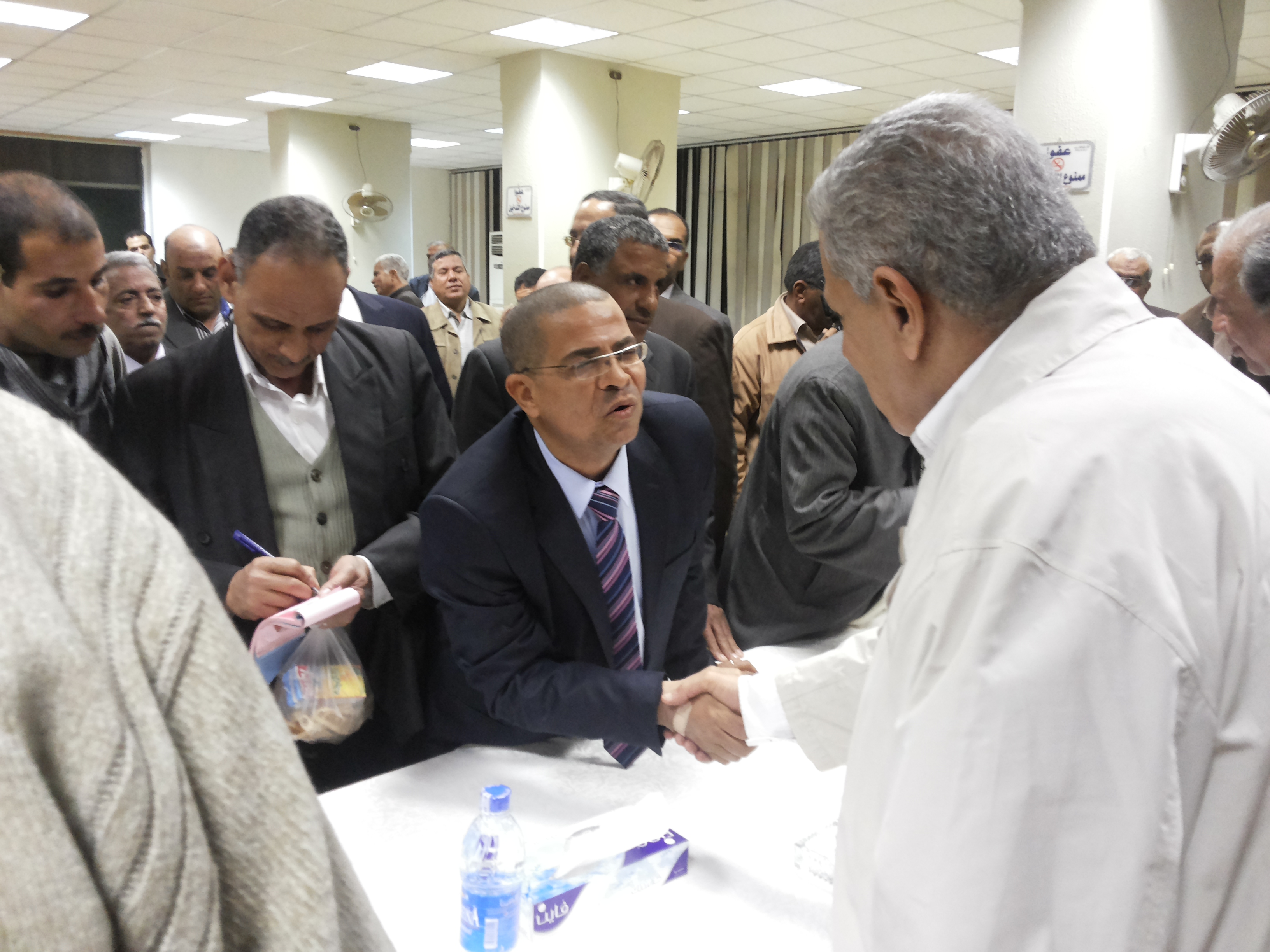 “محلب” لأهالى “العتامنة” بأسيوط : مشروع الصرف الصحى بالقرية سيستكمل على الفور