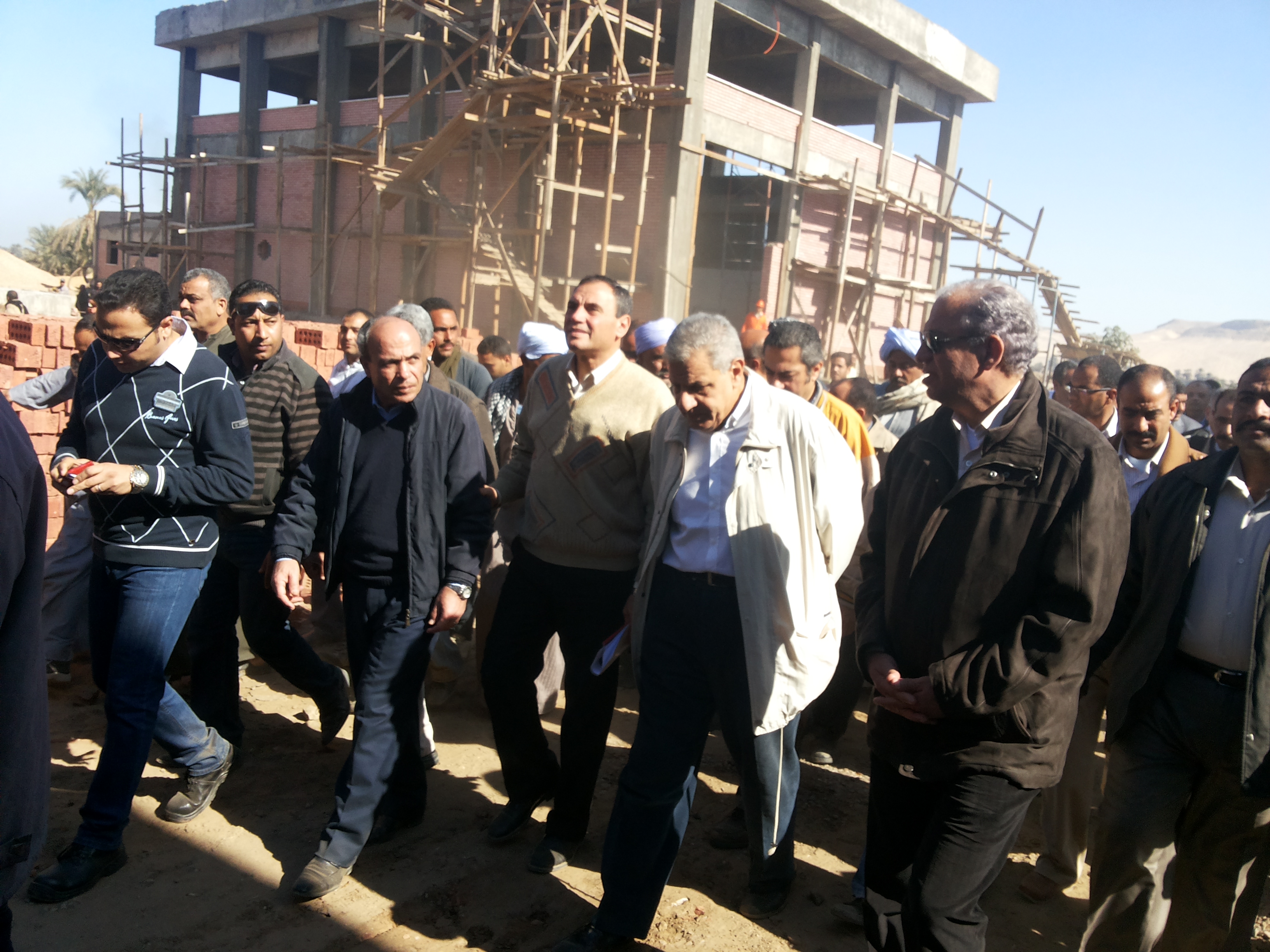 وزير الإسكان للمتضررين من تنفيذ محطة مياه ديروط بأسيوط: “أنا المحامى بتاعكم..وصرف الشيك خلال أسبوع”