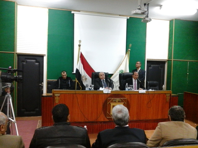 وزير التموين خلال إجتماعه مع أعضاء الغرفة التجارية وموظفي الوزارة بالوادي الجديد