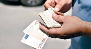 بلومبرج: مصر تحارب جفاف العملة وصفقات الدولار تتم فى محال الأقمشة