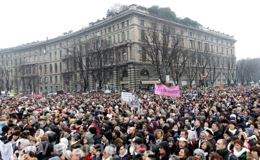 البرلمان الإيطالي ينقذ الحكومة ويصدق على مشروع التقشف