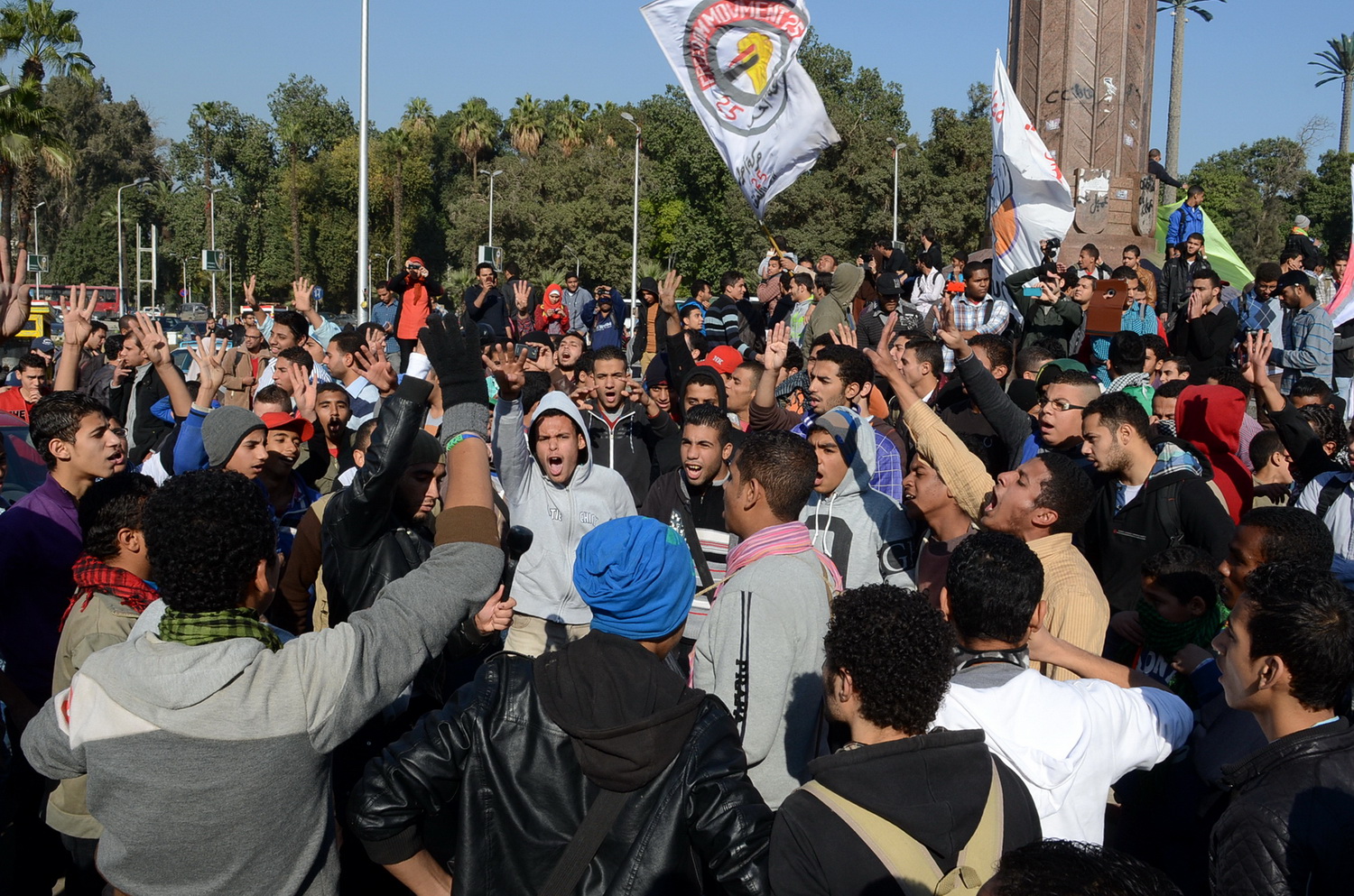 مظاهرات امام جامعة القاهرة