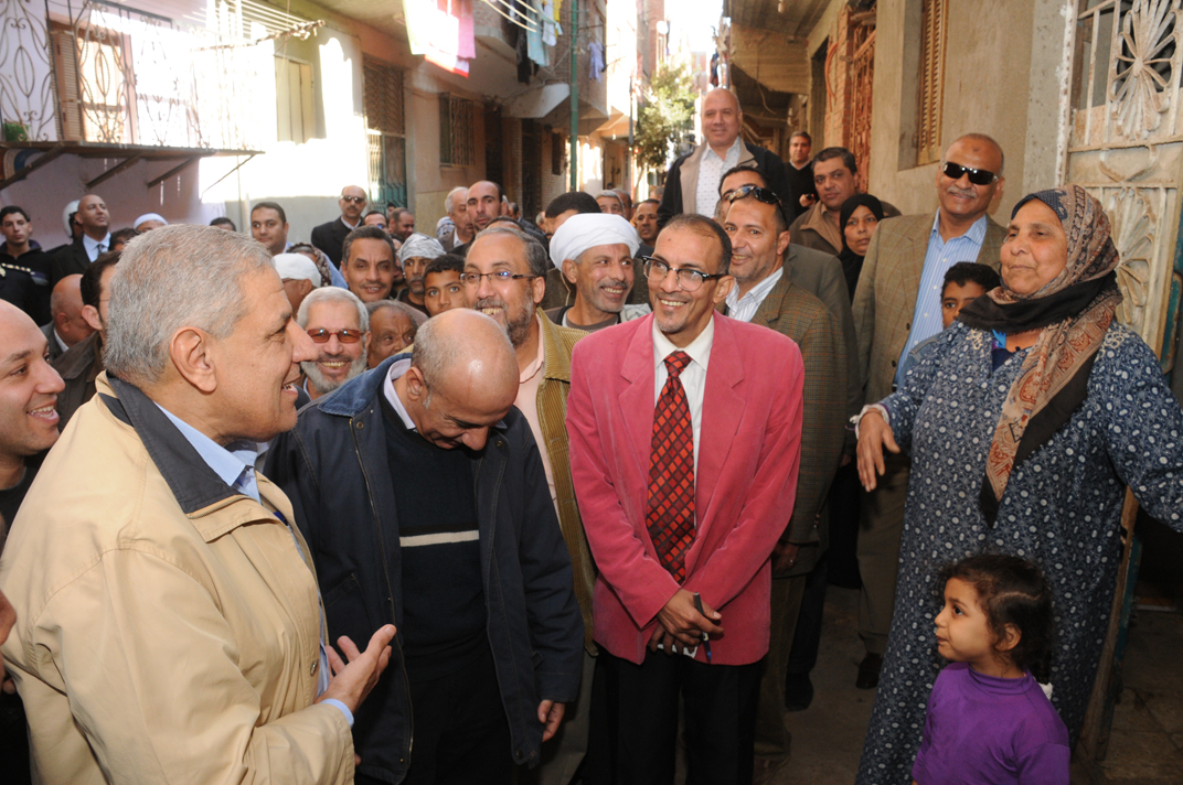 وزير الإسكان أهالى عزبة العسيلى: العينات أثبتت أن الوصلات الرسمية سليمة..والمشكلة فى الطلمبات الحبشية