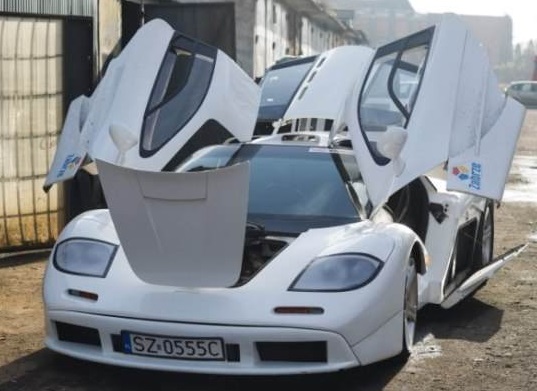 سيارة ماكلارين F1 قيمتها 7 مليون دولار مصنعة من الخردة جمعها عاشق للسيارات