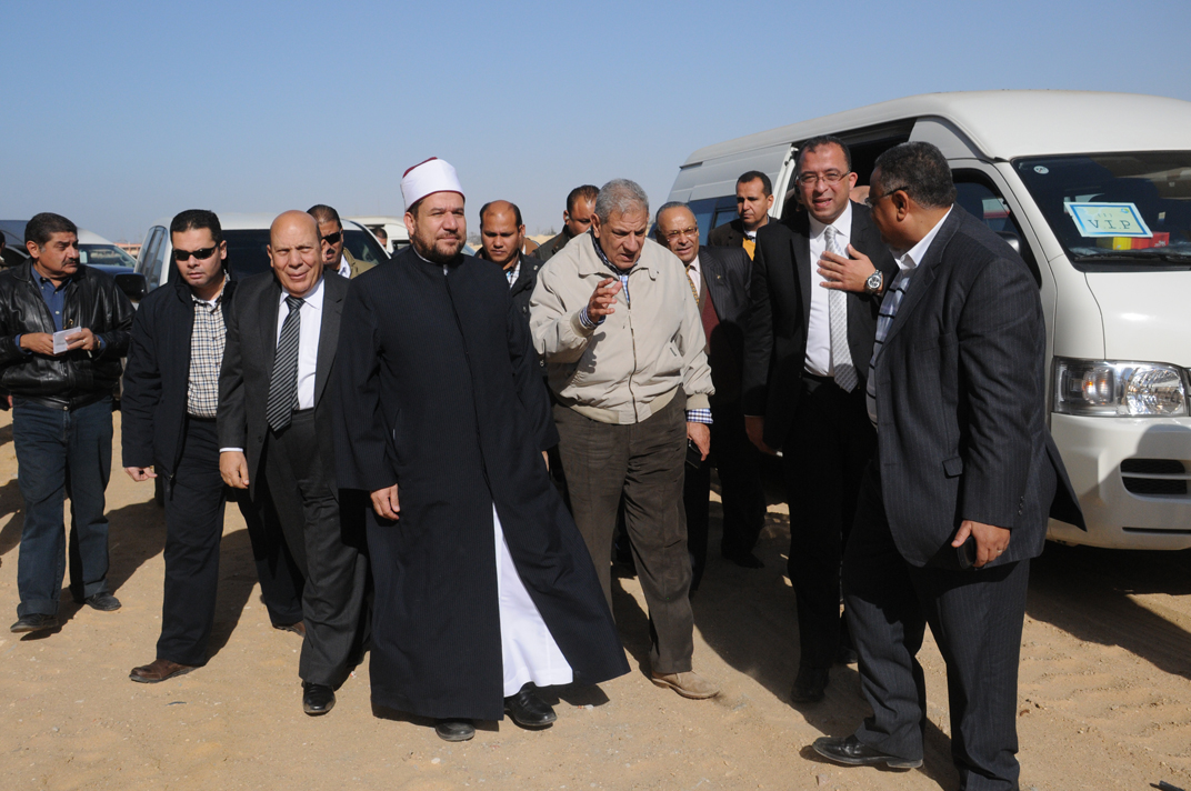 وزير الإسكان لرافضي مرور خطوط الصرف بأراضيهم فى بنى سويف: مستعد الذهاب اليكم ..وطلباتكم مجابة ولن يكون هناك حل أمنى