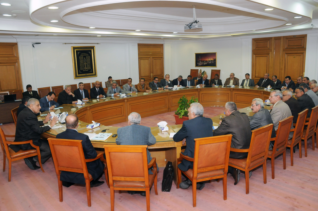 وزير الإسكان: سرعة توصيل المرافق مهمتكم الأولى..ولا تهاون فى المخالفات