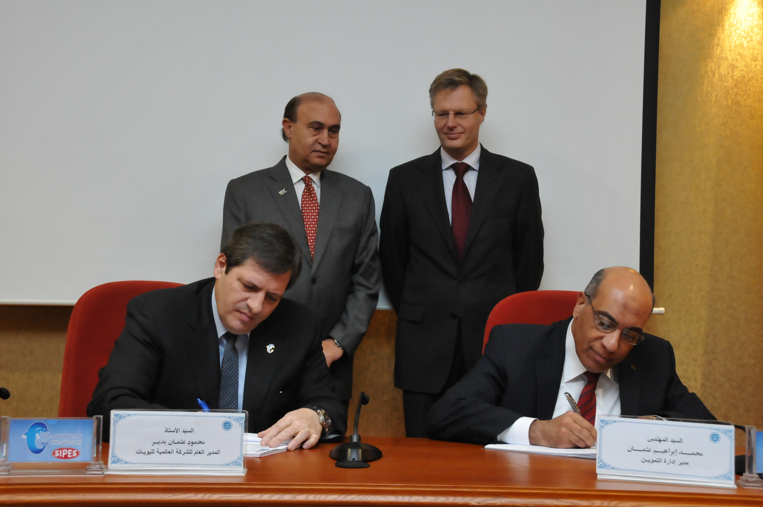 الفريق مهاب مميش يشهد توقيع عقد لتوريد البويات البحرية
