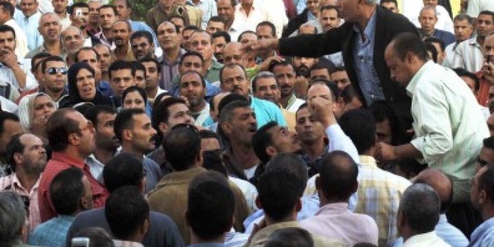 المئات من عمال الحديد والصلب يتظاهرون أمام الشركة القابضة