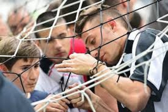 تكلفة إنتقال لاعبي كرة القدم تبلغ 3.7 مليار دولار عام 2013