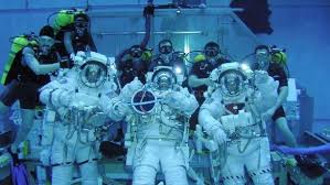 سياح يتدافعون لحجز مقاعدهم في رحلات للفضاء الخارجي