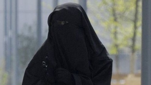 محكمة فرنسية تؤكد دستورية قانون حظر ارتداء النقاب