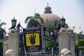 اشتباكات في محيط جامعة القاهرة بين طلاب الإخوان وقوات الأمن المصرية