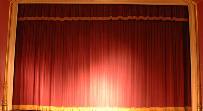 الجزائر تبحث عن “جميلاتها” في عرض مسرحي بــ الشارقة