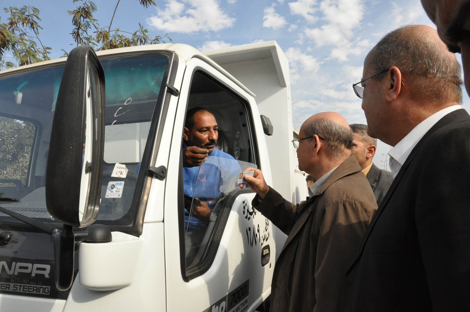 “محافظ الجيزة” يسحب رخصة سائق سيارة نظافة للمخالفة