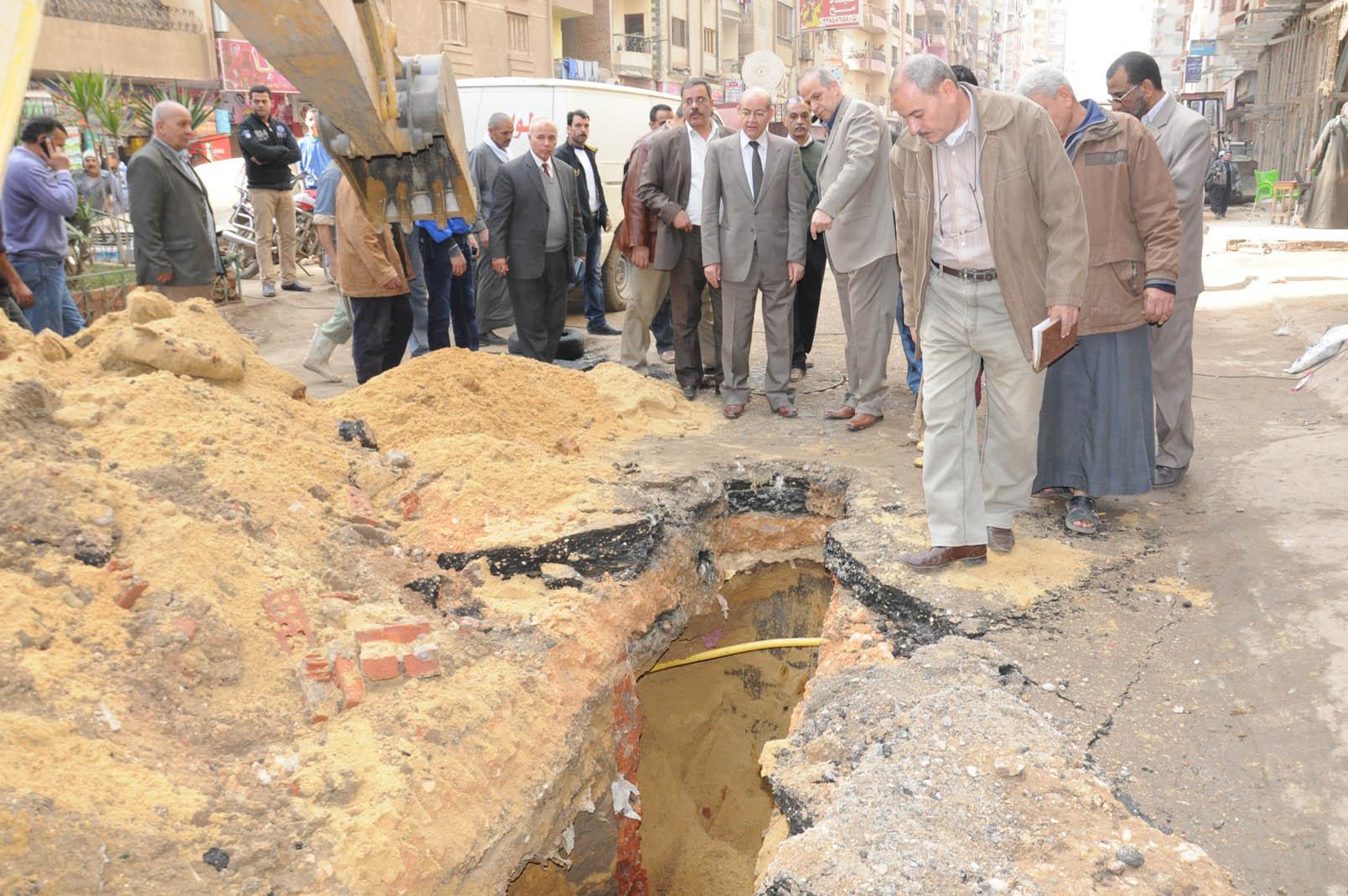 إجراءات عاجلة لحل مشاكل الصرف بـ”الهرم” بعد حدوث هبوط أرضى بأحد شوارعها