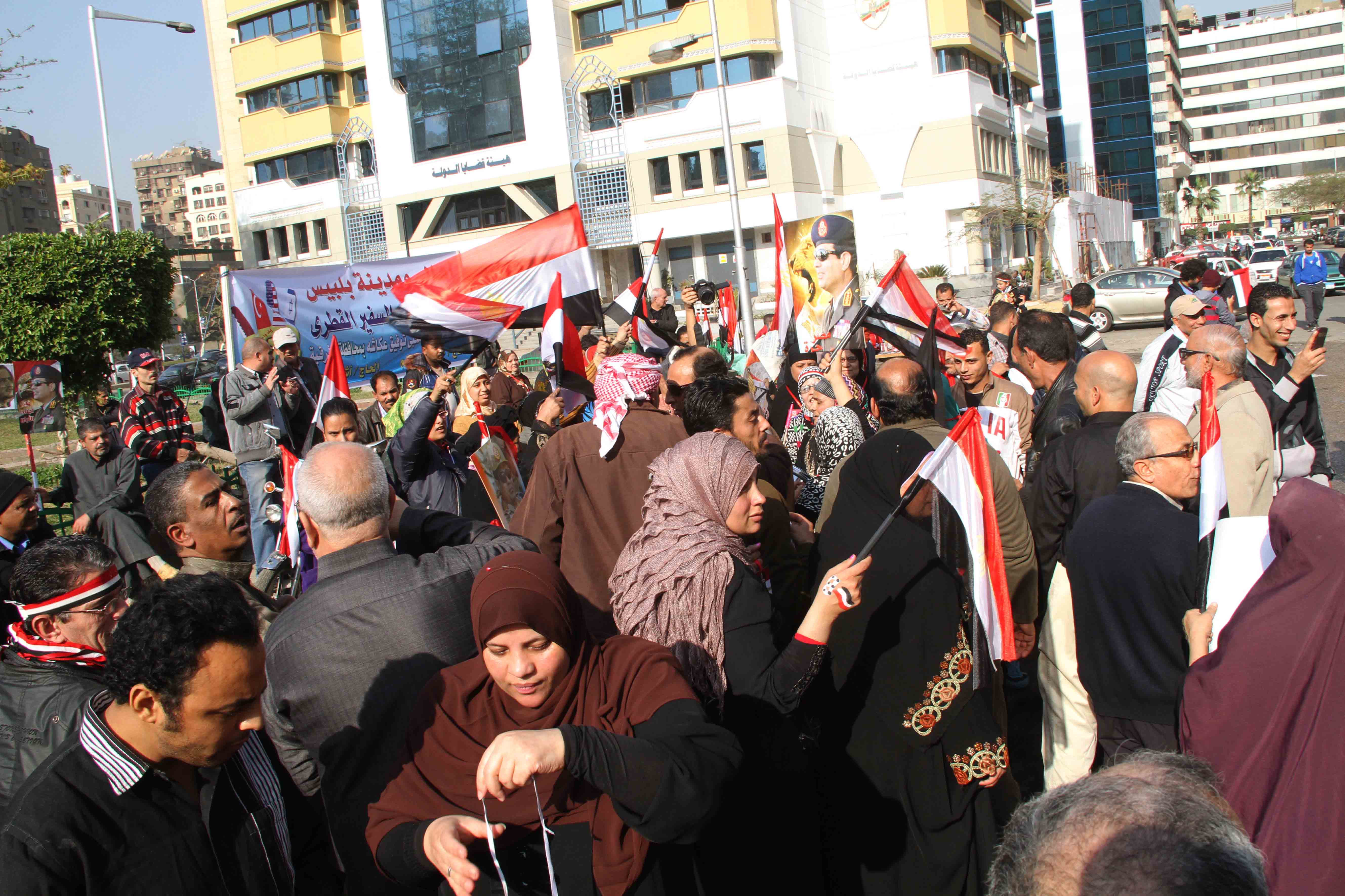 وقفة ضد سياسة قطر امام سفارتها بشارع جامعة الدول العربية