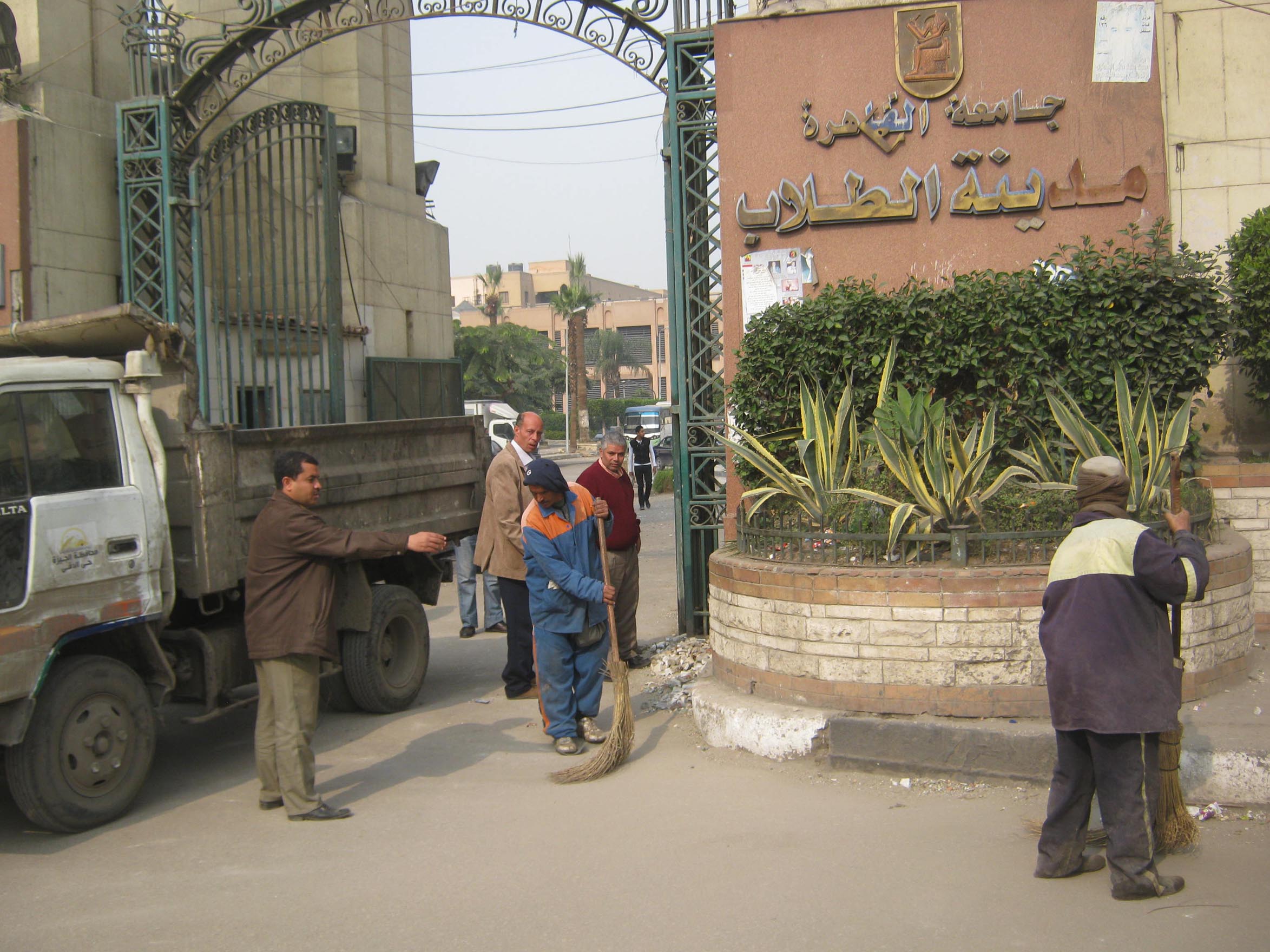“الجيزة” ترفع 30 طن مخلفات أعمال الشغب من محيط جامعة القاهرة والمهندسين
