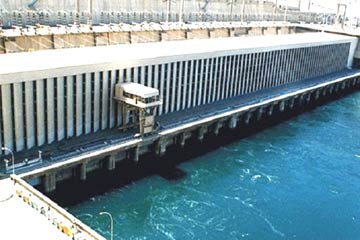 تراجع منسوب مياه النيل أمام السد العالى