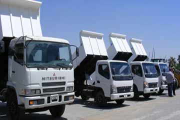 الجيزة تتسلم سيارتين للنظافة من سفارة الصين