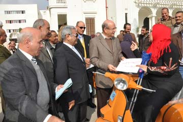 محافظ الجيزة يسلم 17 دراجة بخارية لذوى الإحتياجات الخاصة