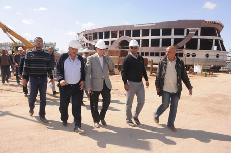 محسن صلاح يتفقد سير العمل والإنتاج بورش المقاولون العرب