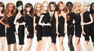 “باربي”..سيدة أعمال ناجحة مع هاتف ذكي وكمبيوتر