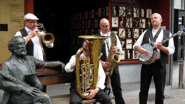 بروكسل تحتفل بالذكرى الـ200 لمخترع آلة الساكسفون