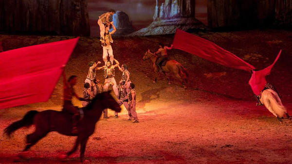 أبوظبي تستعيد تراثها باستعراض فني للخيول