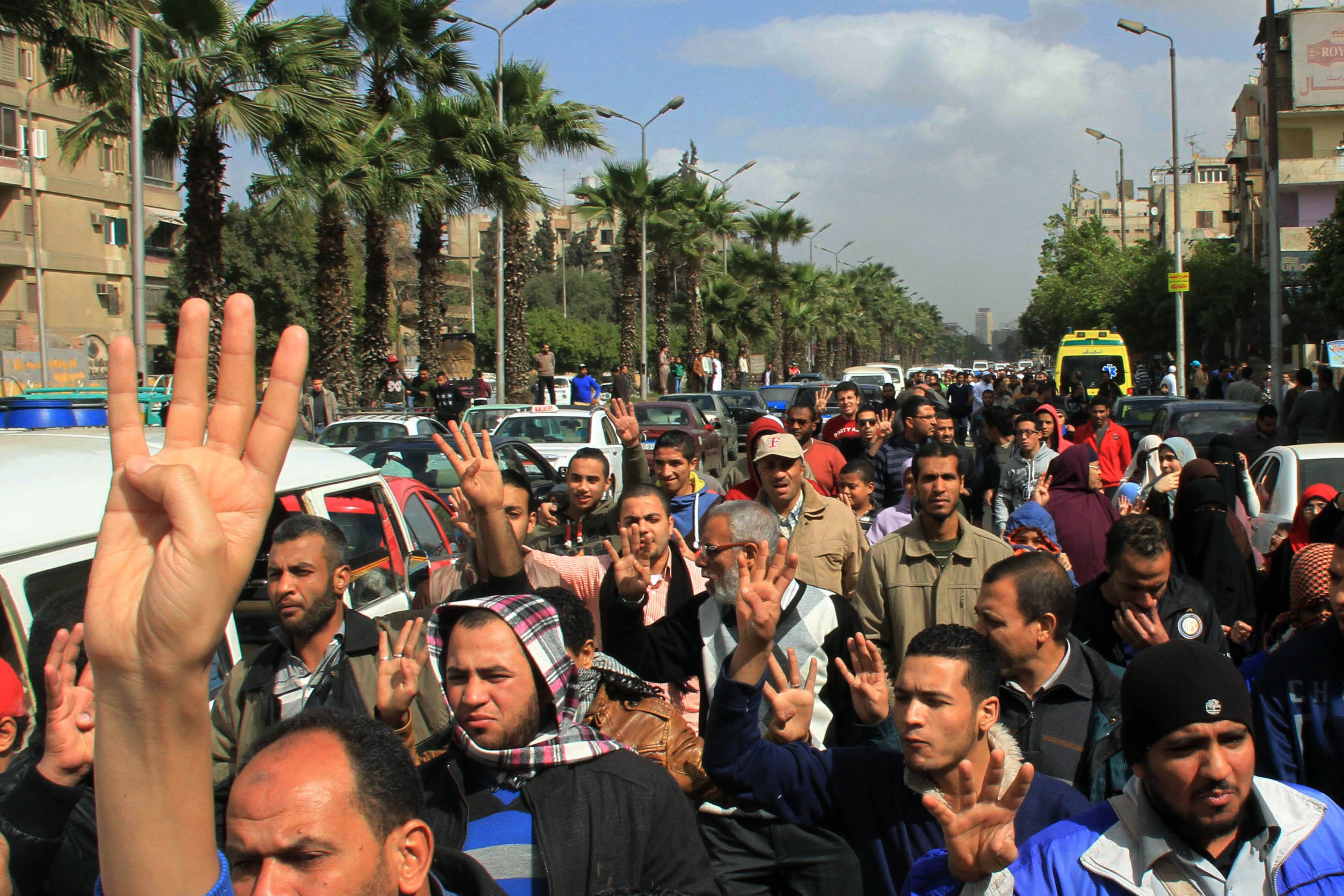 تظاهرة محدودة لانصار الرئيس المعزول محمد مرسى فى شارع الهرم