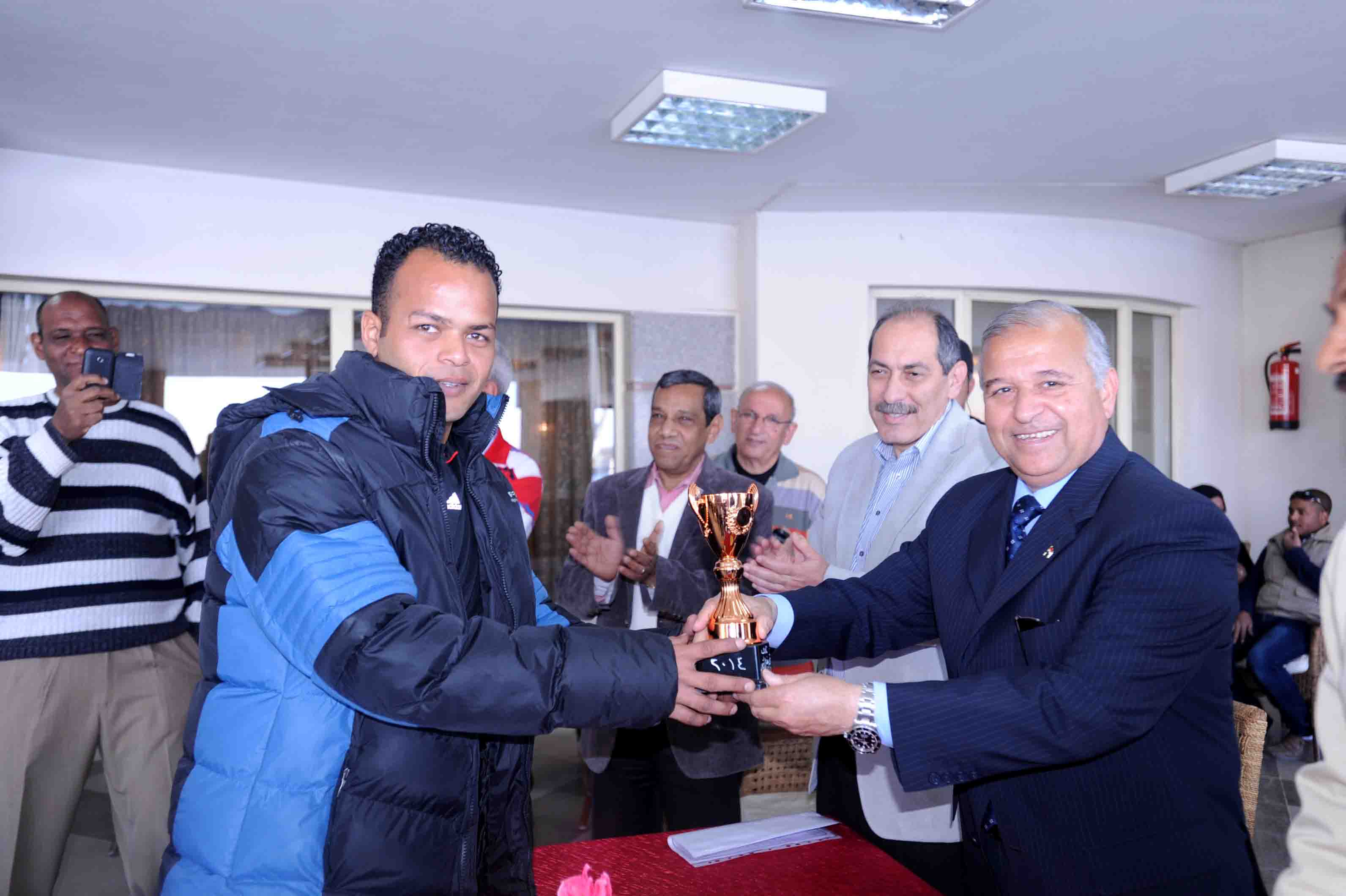 محافظ الأقصر يسلم جوائز بطولة التجديف