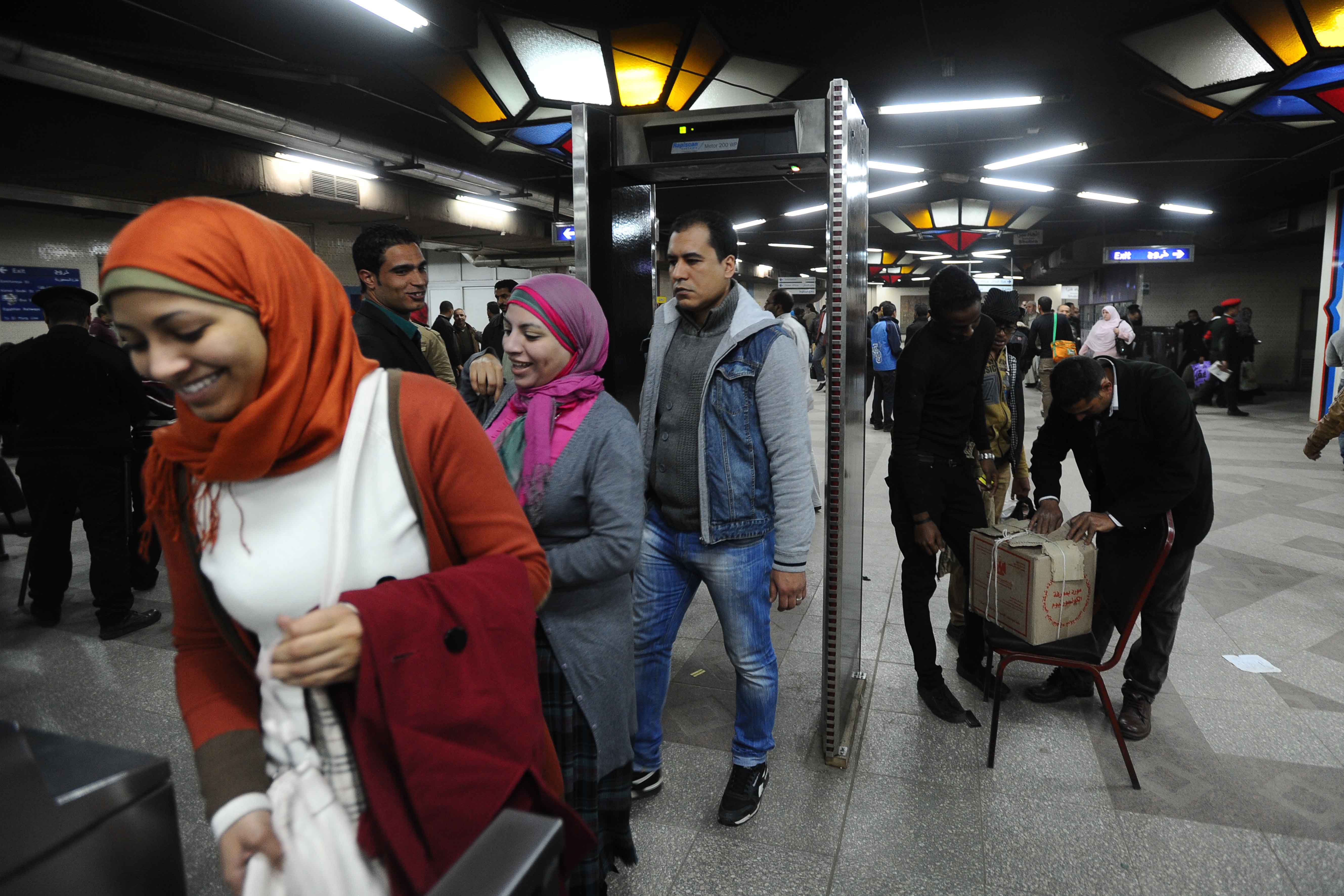 ماكينات تفتيش على المعادن بمحطة مترو الشهداء