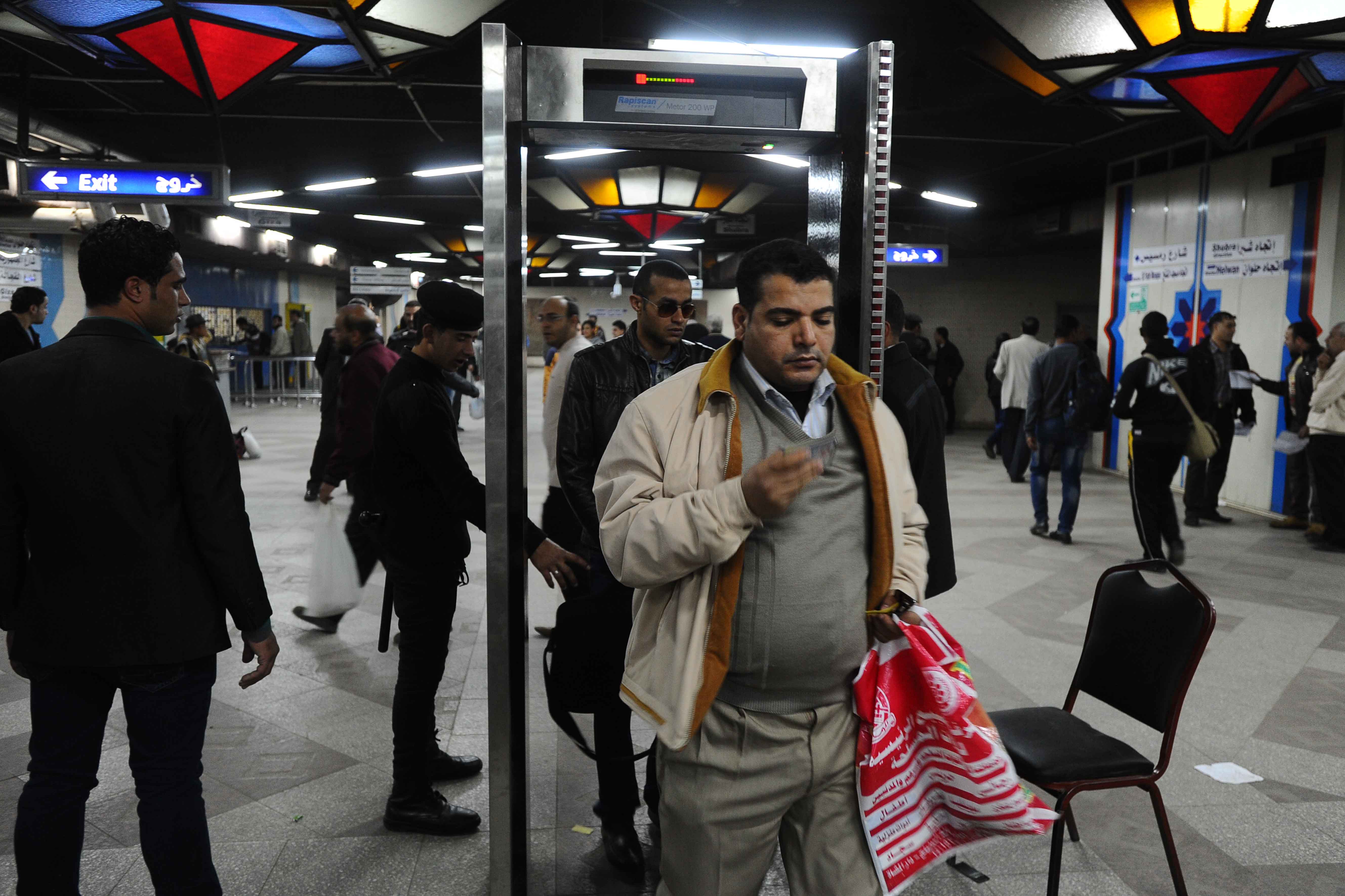 ماكينات تفتيش على المعادن بمحطة مترو الشهداء