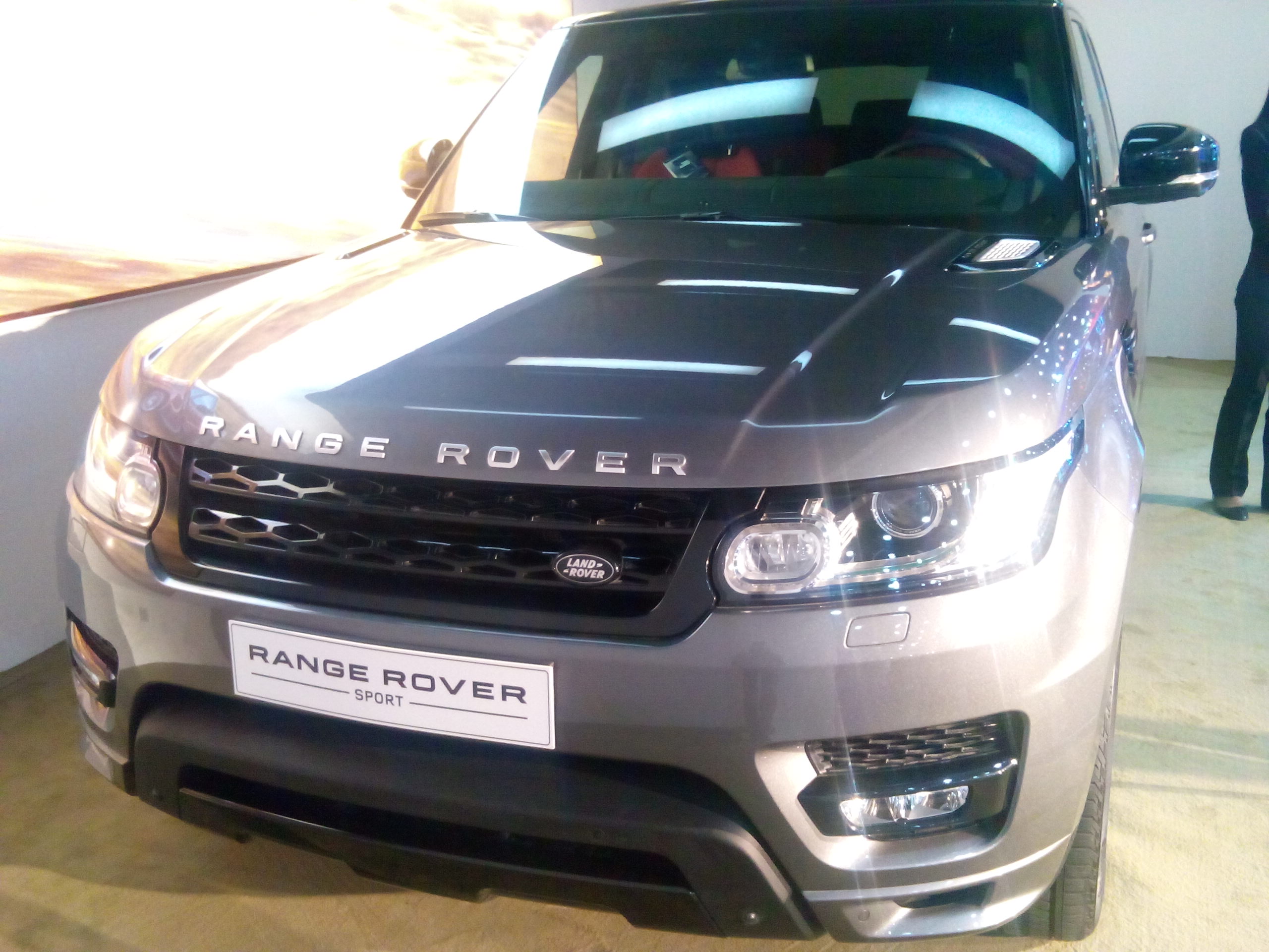 قمة “البورصة” لصناعة السيارات: “لاند روفر” تطرح سيارتها الجديدة “رينج روفر سبورت” بمعرض أوتوماك – فورميلا