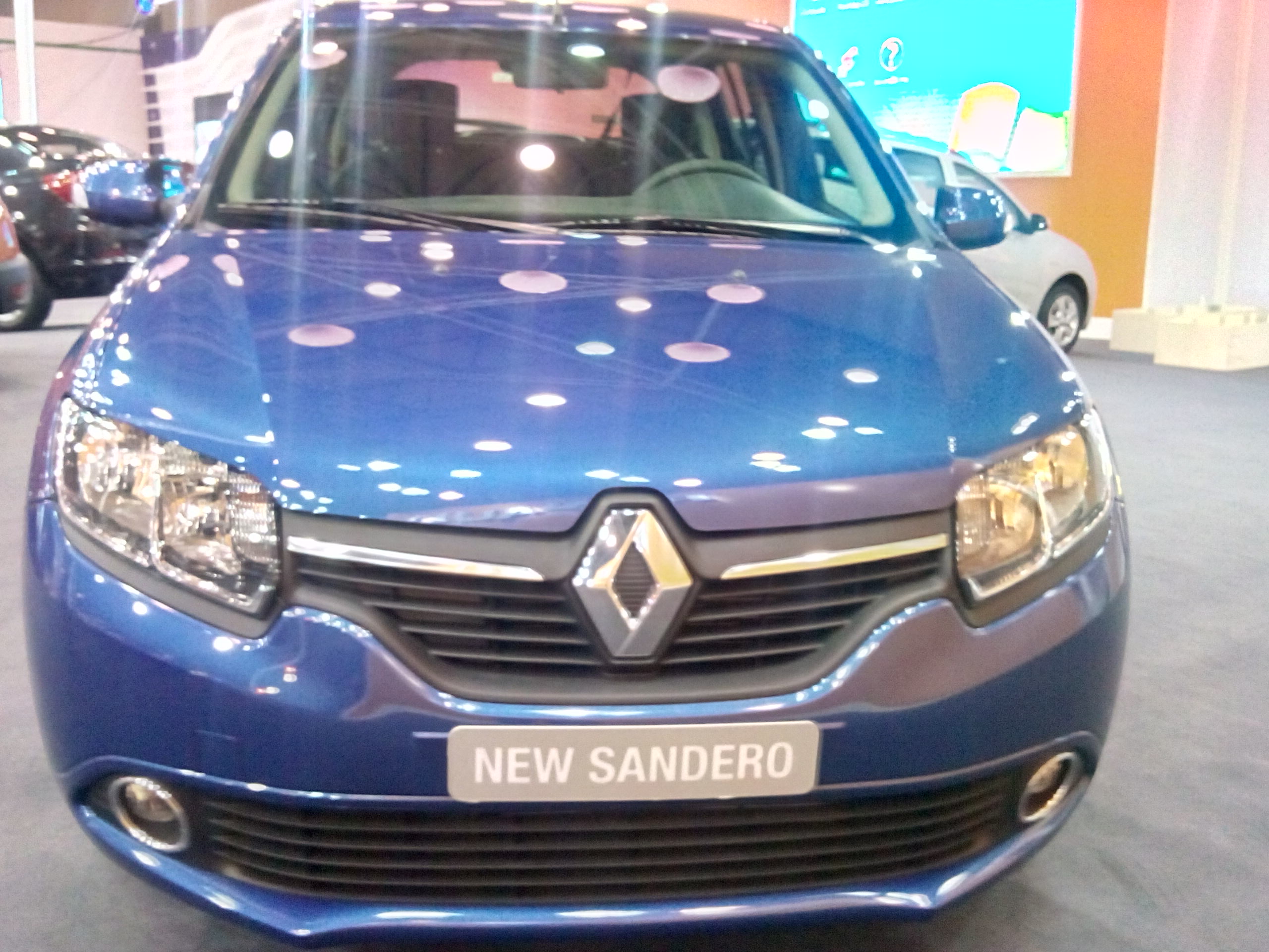 قمة “البورصة” لصناعة السيارات: بالصور.. “رينو” تكشف عن الشكل الجديد من “ميجان هاتشباك” و”لوجان سيدان وMCV” و”سانديرو” بـ “أوتوماك – فورميلا”