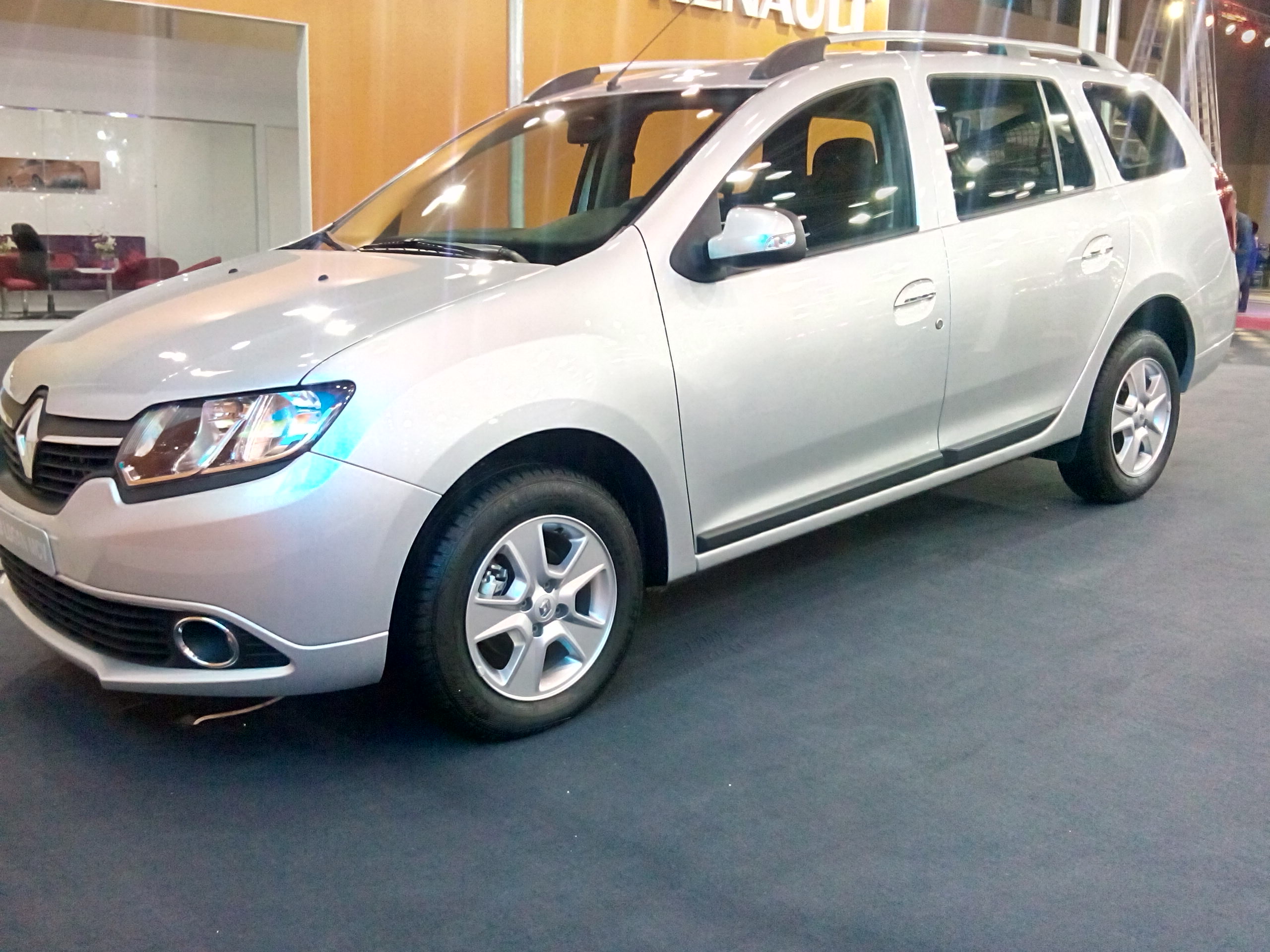 قمة “البورصة” لصناعة السيارات: بالصور.. “رينو” تكشف عن الشكل الجديد من “ميجان هاتشباك” و”لوجان سيدان وMCV” و”سانديرو” بـ “أوتوماك – فورميلا”