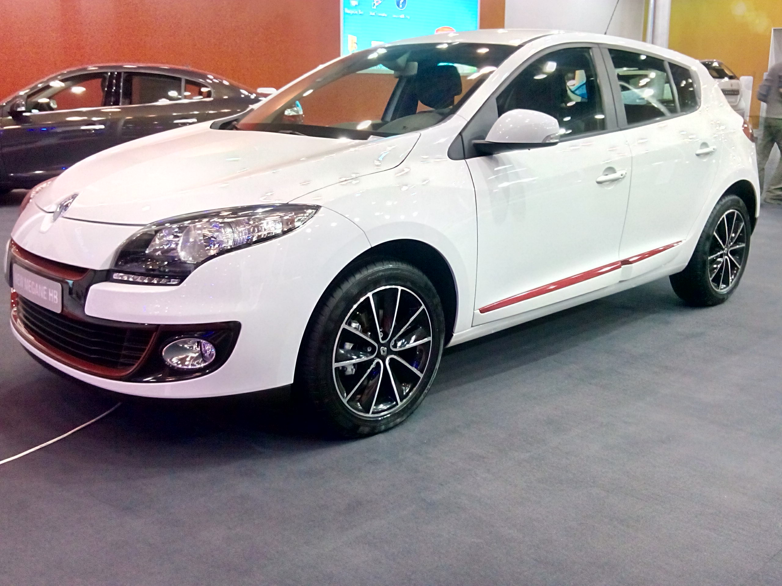 قمة “البورصة” لصناعة السيارات: بالصور.. “رينو” تكشف عن الشكل الجديد من “ميجان هاتشباك” و”لوجان سيدان وMCV” و”سانديرو” بـ “أوتوماك – فورميلا”