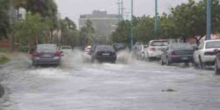 السيول تتسبب في 3 قطوع بجسر طريق سوهاج-البحر الأحمر
