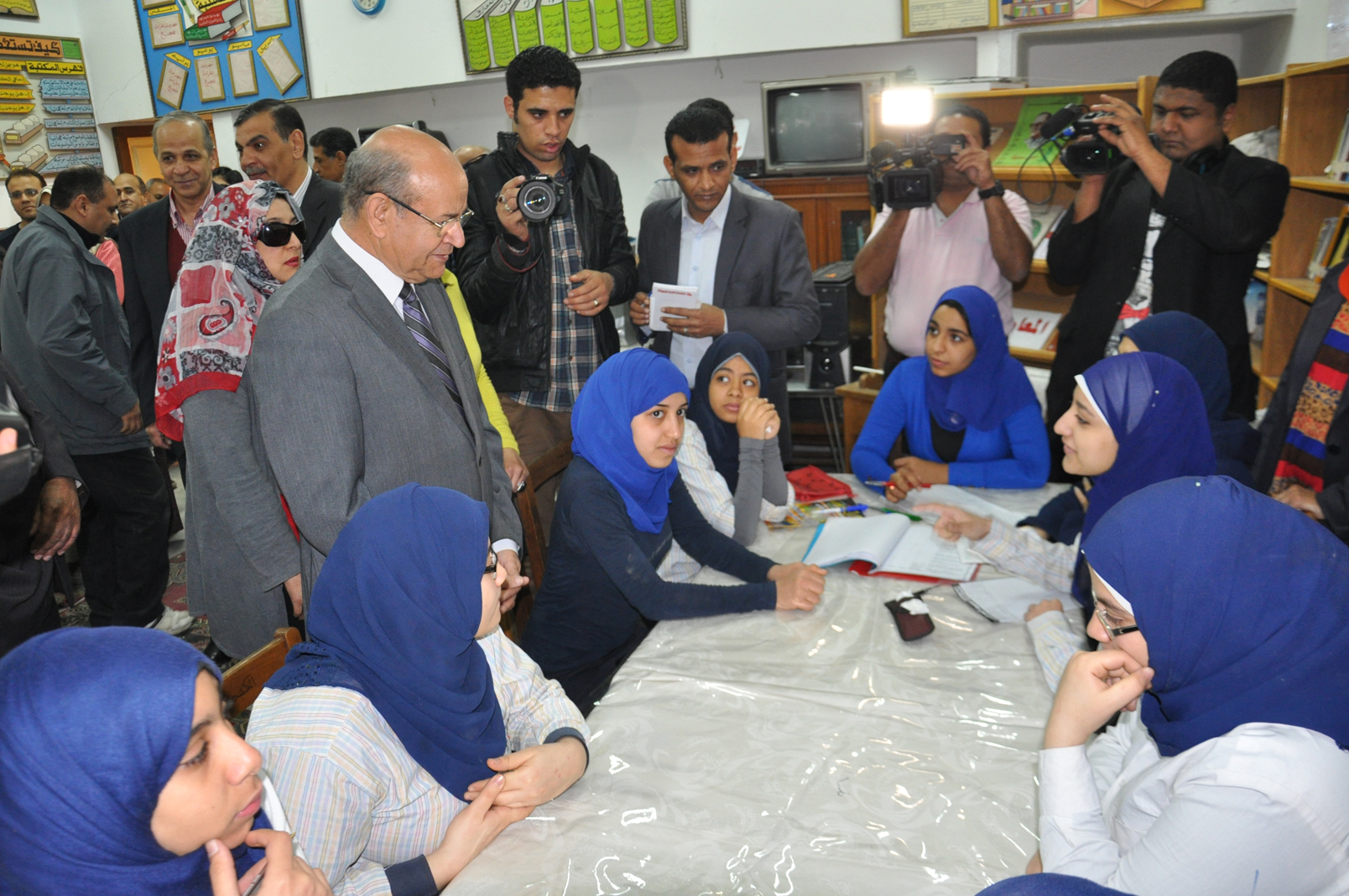 محافظ الجيزة يطمأن على سير العملية التعليمية بالمدارس.. وإتخاذ كافة الإجراءات اللازمة لحماية الطلبة