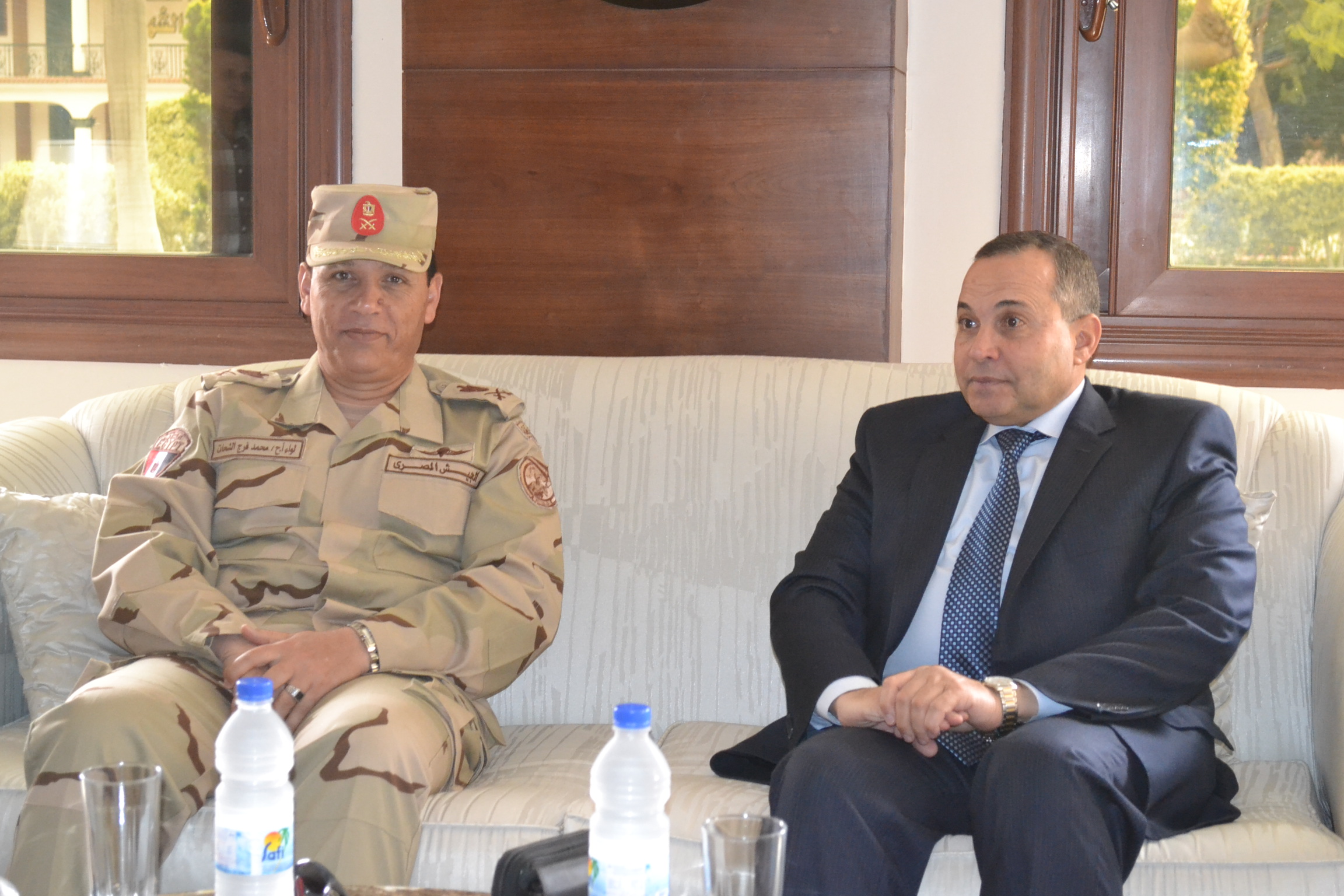 محافظ الإسماعيلية يهدى درع المحافظة لقائد الجيش الثانى الميدانى