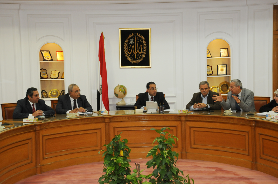 وزير الإسكان: اجتماع أسبوعى للمشروعات المتعثرة لحل مشكلاتها
