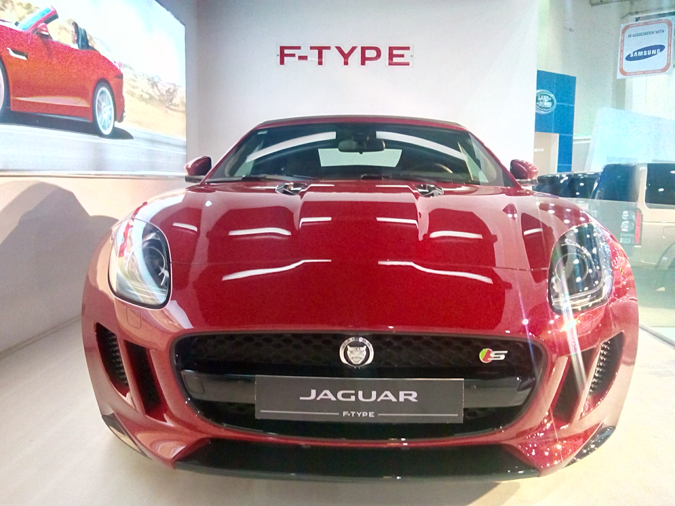 قمة “البورصة” لصناعة السيارات: بالصور.. “جاجوار” تعرض سيارتها الجديدة “F-Type” بـ “أوتوماك – فورميلا”