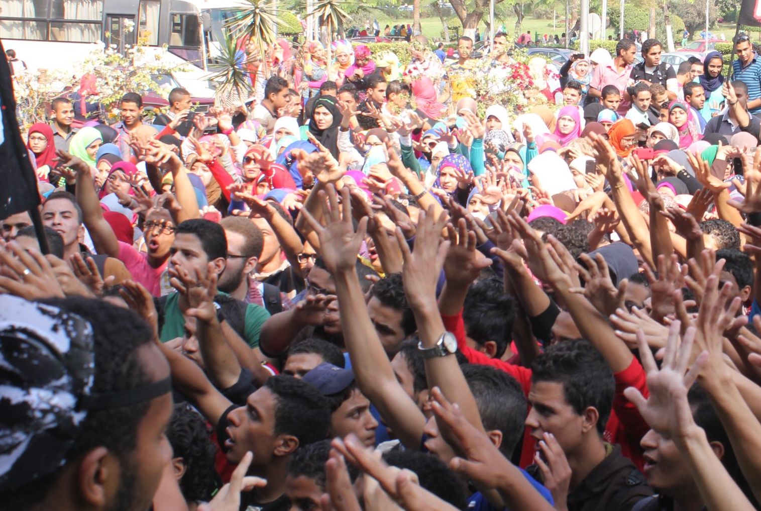 مسيرة لطلاب الإخوان من داخل جامعة عين شمس