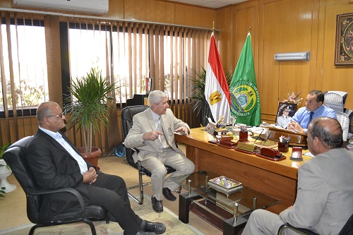 محافظ الاسماعيلية يناقش بدء تنفيذ مشروع مصنع تدوير القمامة والمخلفات بتكلفة 11 مليون جنيه