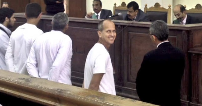 أم صحفي الجزيرة الاسترالي الموقوف بمصر: يقرأ علب الطعام والشراب وصنع شمسا بزنزانته