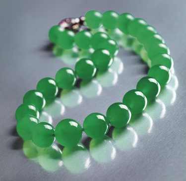 قلادة تباع من خلال مزاد بمبلغ قياسي 27.6 مليون دولار (صورة)