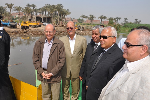 وزير الرى ومحافظ الجيزة يقودان حملة لإزالة تعديات على نهر النيل
