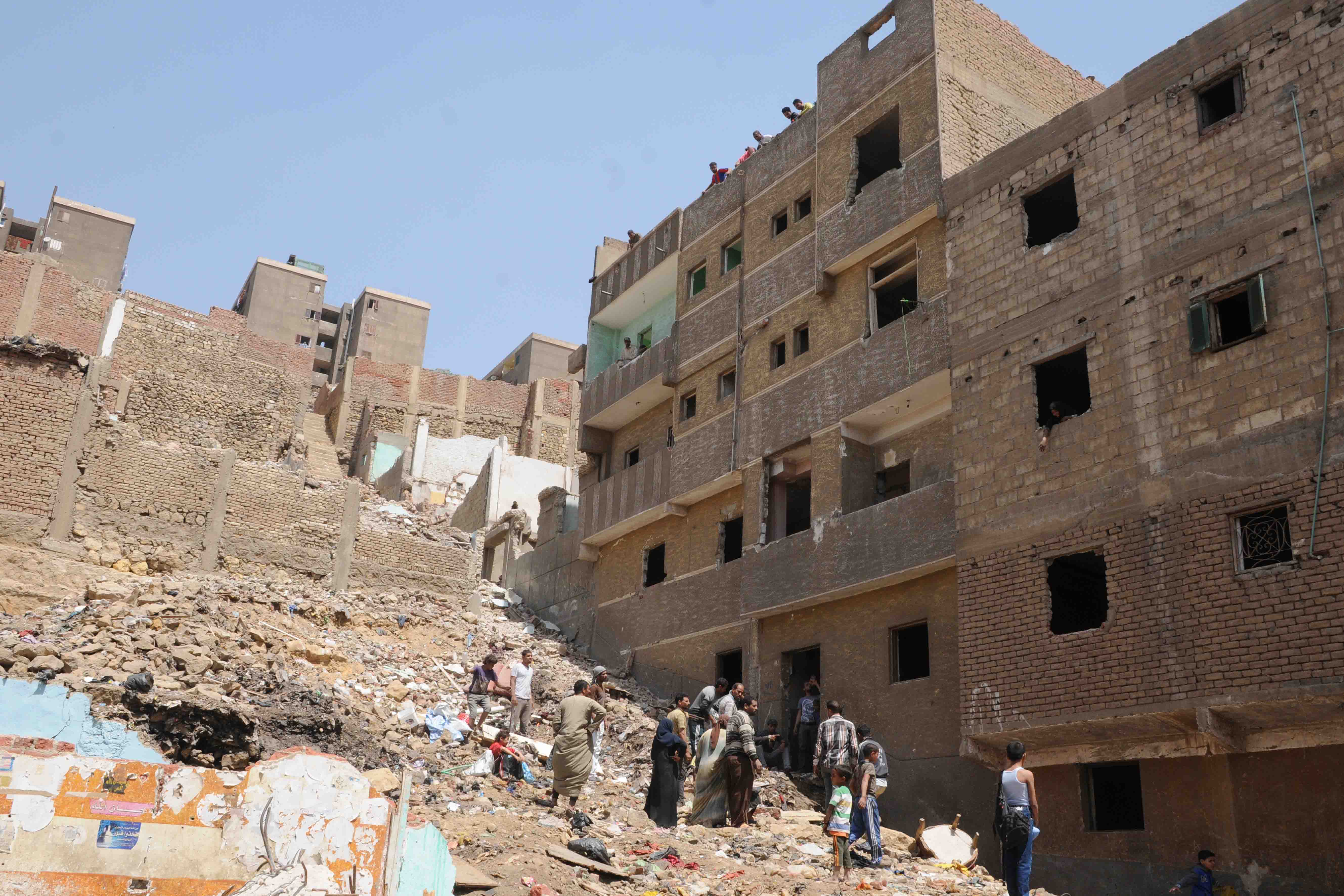 إزالة منازل آيلة للسقوط بمنطقة الدويقة