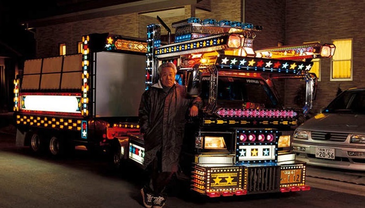 شاهدوا ماذا فعل هؤلاء السائقون اليابانيون بشاحناتهم